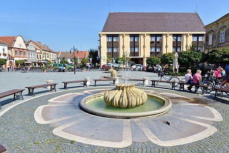 Driesterren hotel in het hart van Koszeg, Hongarije - Hotel Irottko Koszeg - sfeervolle terras van het hotel met mooi uitzicht