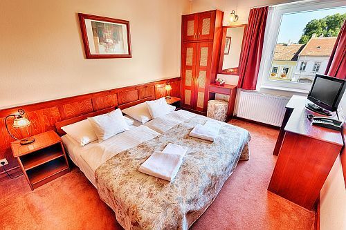 Cameră cu oferte promoţioanle în Hotel Irottko din Koszeg - cameră dublă în hotel
