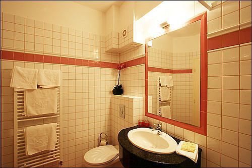 Hotel Irottko Koszeg - hotel in het historische stadje van Noordwest-Hongarije - badkamer van het driesterren hotel