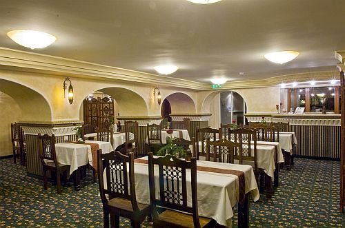 Restaurant en Theebar Amira met een idyllische Oosterse sfeer en een kleurrijk scala aan gastronomische specialiteiten in Heviz, Hongarije