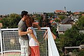 Terras van het 3-sterren Wellness Hotel Kakadu in Keszthely met prachtig panoramauitzicht over het Balatonmeer