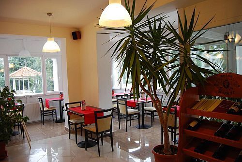 Restaurant in het Hotel Kakadu in Keszthely, Hongarije - ontbijtzaal van het 3-sterren wellnesshotel