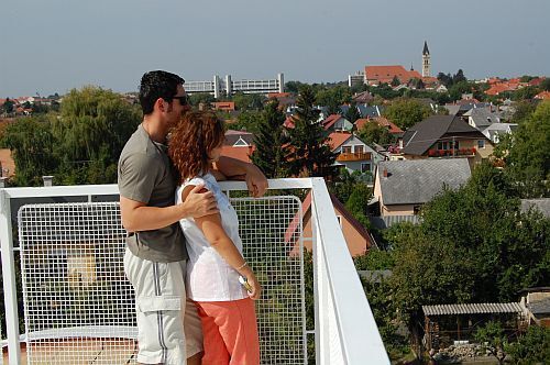 Taras na dachu budynku z panoramą na okolicę, Wellness Hotel Kakadu w Keszthely, Węgry