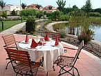 Terraza del Hotel Stacio en Vecsen en ambiente tranquilo