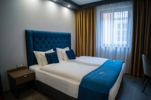 Beschikbare tweepersoonskamer in het Hotel Palatinus in het centrum van Sopron, Hongarije
