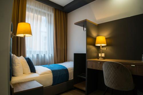La chambre d'un lit de L'hôtel Palatinus Sopron - hotel hongrois bon-marché