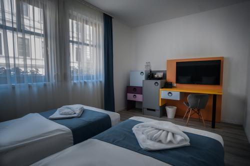 La chambre avec 2 lits á L'hôtel Boutique Civitas Sopron en Hongrie