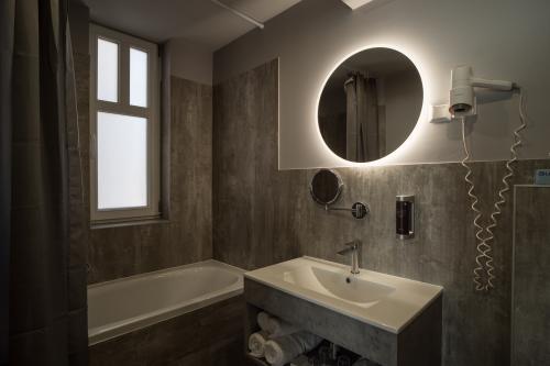 Nocleg w mieście Sopron, Boutique Hotel Civitas - czysta łazienka w taniej hotelu