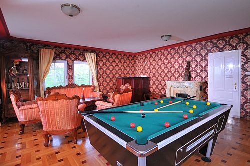 Wellnesswochenende im Schlosshotell Fried in Simontornya - ein schönes und elegantes Billiardraum im Hotel Fried