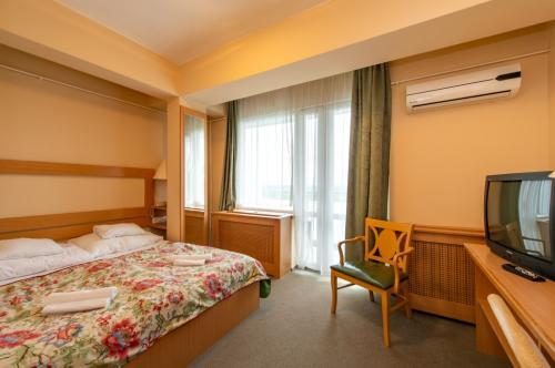 Hotel Fit Heviz - cameră cu pat franţuzesc în hotel