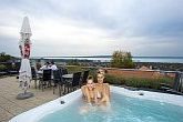 Jacuzzi in Hotel Zenit Vonyarcvashegy met uitzicht op Balatonmeer