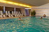 Zenit Hotel**** úszómedencéje romantikus wellness hétvégére