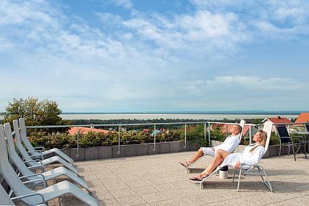 バラトンのホテルの中でもHotel Zenitの屋上テラスからの眺めは特に素晴らしいです