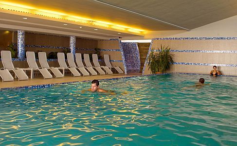 Schwimmbad von Hotel Zenit Vonyarcvashegy für ein romantisches Wellness-Wochenende