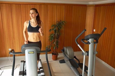 Sală de fitness în Hotel Zenit Vonyarcvashegy, cu panoramă frumoasă la Balaton