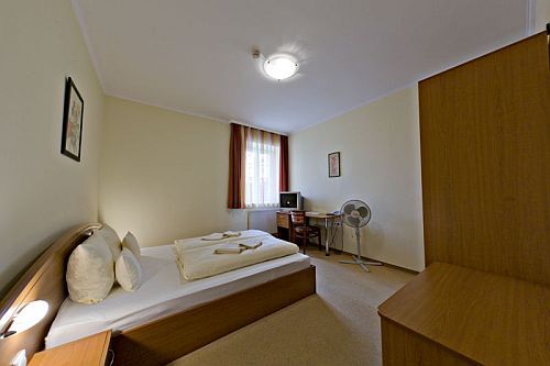 Mandarin Hotel Sopron - ショプロンのマンダリン　ホテル内　広々としたフランスベッドの客室が格安でご利用頂けます
