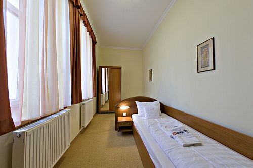 Mandarin Hotel - dubbelsäng i Sopron i ett romantiskt lynne