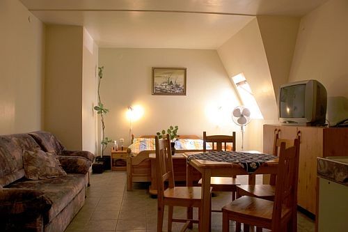 Apartman Hotel Sárvár -　シャ－ルヴァ－ル温泉やウェルネス施設にも隣接している格安のホテル