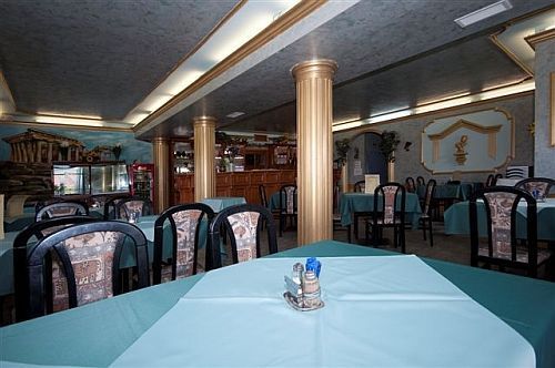 Apartamento Hotel Srvar - el restaurante ofrece platos tradicionales y mediterraneos