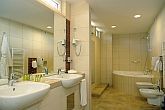 Wellness Hotel Gyula - baño de la suite 4* wellness hotel