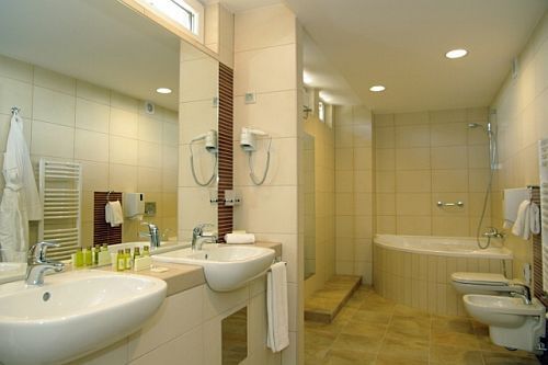 Wellness Hotel Gyula - baño de la suite 4* wellness hotel