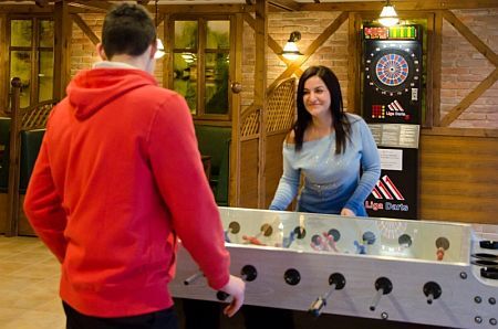 Salle de jeux du Wellness Hotel Gyula à l'hôtel de bien-être Gyula 4*