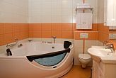 Hotelzimmer mit Whirlpool in Cserkeszolo im Aqua-Spa Wellness Hotel