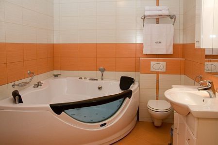 Cameră Hotel cu jacuzzi în Cserkeszolo, la Aqua-Spa Wellness Hotel