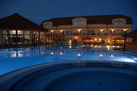 Piscina exterior por la noche del Hotel Aqua-Spa de Bienester