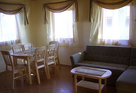 Vardagsrum och matrum i en bungalow - idealt för familjer av 6 personer