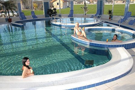 Piscina interno nel centro benessere dell'Hotel Aqua-Spa a Cserkeszolo