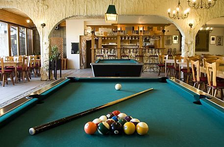 Salle de billard et pub á l'Hôtel de bien-être Silvanus 4* Visegrad