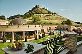 Panoramablick auf dem Sümeg Schloss aus dem Wellnessbereich und dem Hauptgebäude des Hotel Kapitany Sümeg