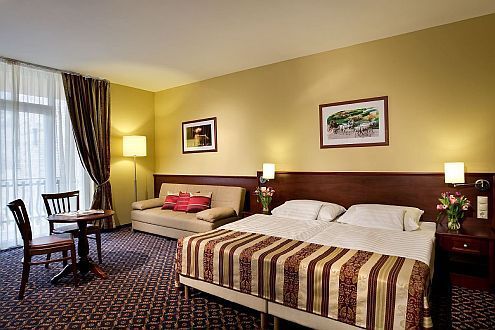 Hotel Kapitany Sumeg - 週末のお勧めご宿泊パックのファミリ－ル-ムにてお寛ぎください