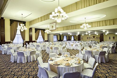 El restaurante del Hotel Kapitany es apto para organizar cena de galas, conferencias y bodas