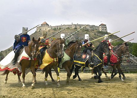 De burcht van Sumeg met ruiterspelen - viersterren wellnesshotel in Sumeg - Hotel Kapitany