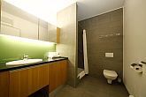 La stanza da bagno di un appartamento a Balatonlelle - Appartamenti Bavaria a prezzi favorevoli