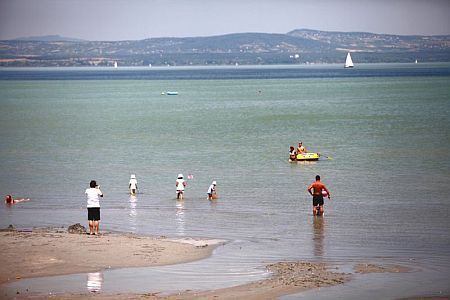 På södra kusten av Balaton väntar vi på dig. BL Bavaria Yachtklub och Appartementer.