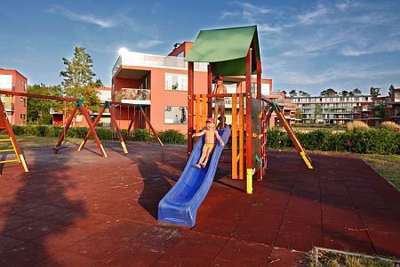 Parque infantil en el territorio de yachtclub Bavaria con panorama al Balaton 