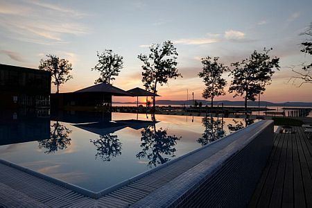 Piscina esterna dello Yachtclub Bavaria - appartamenti Bavaria con cucina stile americano a Balatonlelle