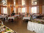 Mucha comida deliciosa en el restaurante Szalajka Liget Hotel****