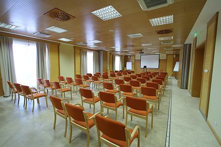 Conferentiezaal in Szilvasvarad met natuurlijk licht Szalajka Hotel