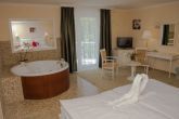 Elegante badkamer met jakuzzi in het Hotel Calimbra in Miskolctapolca