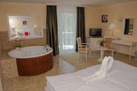 Salle de bains avec le jacuzzi á l'Hôtel Calimbra Miskolctapolca