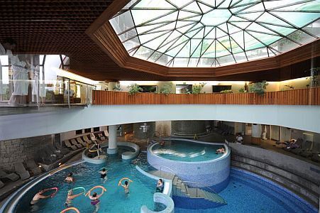 Bassin de bien-être avec jacuzzi de l'Hôtel Mendan à Zalakaros 