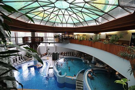 Zwembad in het Hotel Mendan in Zalakaros - gezellige wellnessweekend met wellnessdiensten en services