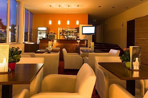 Siófoki CE Plaza szálloda koktél bárja elegáns környezetben