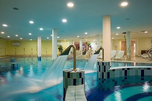 Relaksujacy weekend wellness w Siófok. Basen hotelu CE Plaza Wellness and Conference.