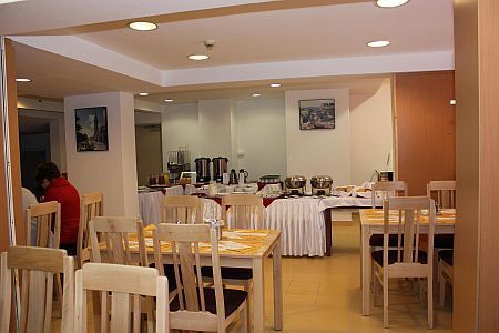 Sala śniadaniowa w hotelu Pest Inn, bardzo blisko lotniska oraz Hungexpo
