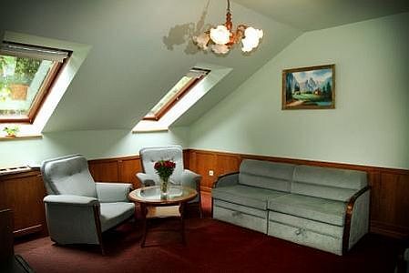 Camera con canapé per famiglie con piccoli bambini nella Casa Svizzera a Nyiregyhaza-Sostogyogyfurdo
